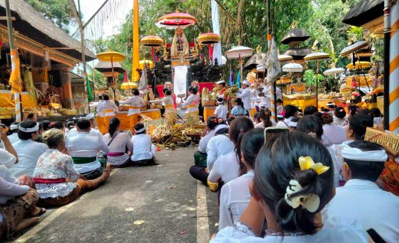 ilustrasi persembahyangan di Pura Pucak Jati, Banjarangkan, Klungkung.-dok. Radar Bali
