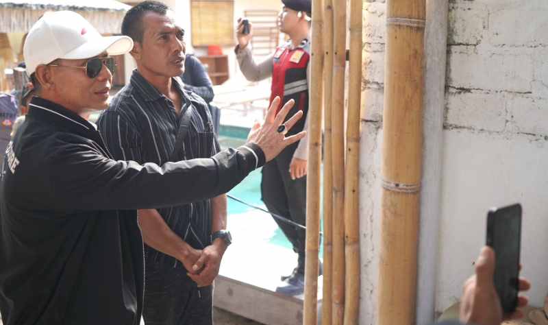 MELANGGAR : Bupati Klungkung, I Made Satria bersama Wakil Bupati Klungkung, Tjokorda Gde Surya Putra memimpin pembongkaran bangunan bodong.( Foto: Humas Pemkab Klungkung)