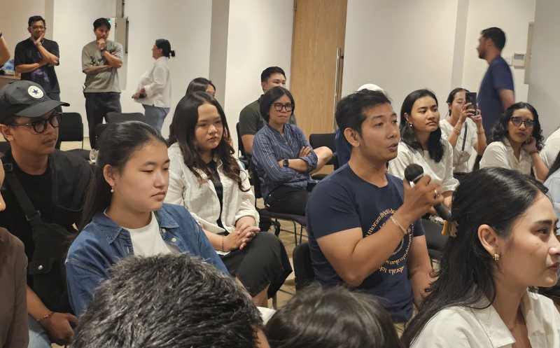 DIALOG LANGSUNG DENGAN PEMBUATNYA: Diskusi film Sore di Artotel, Sanur . (Foto: Ni Kadek Novi Febriani/Radar Bali)