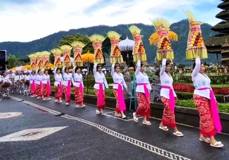 SEMARAK : Parade gebogan di DTW Ulun Dani Beratan, Bedugul Baturiti Tabanan. (juliadi/radar bali)