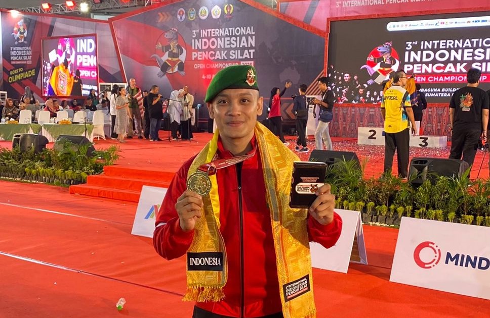 DIDIKAN TNI: Serda I Kadek Adi Budiasta, dari Tim Pencak Silat Militer Angkatan Darat, meraih medali emas dan dinobatkan sebagai Pesilat Terbaik pada ajang Pencak Silat International Indonesia Champ 3