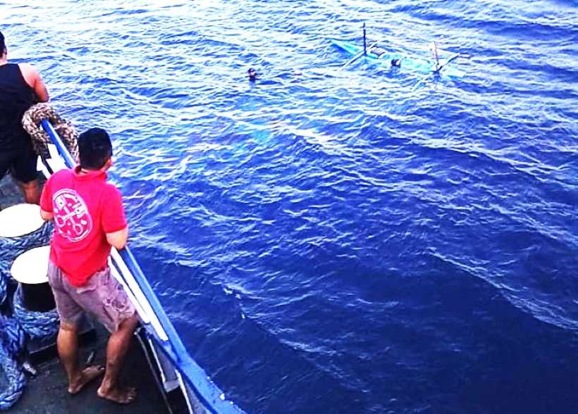 OMBAK BESAR: Nelayan saat ditemukan perahu terbalik dan nelayan terombang ambing sebelum diselamatkan KMPGerbang Samudra 2. (sumber foto : ABK)