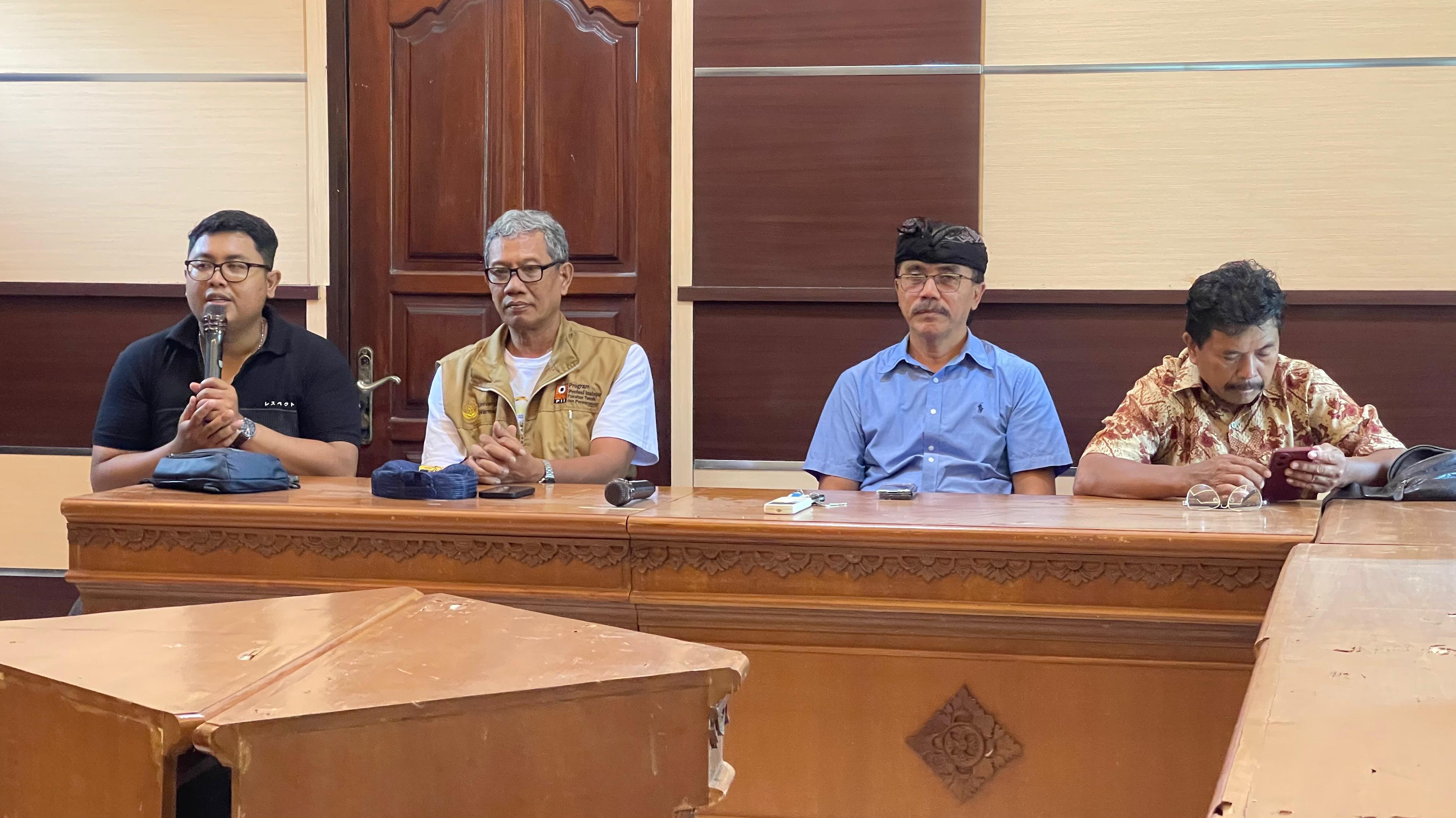 PKM: Sosialisasi Digital Universitas Warmadewa di desa Adat Sibetan (10/8/2025). (Universitas Warmadewa for Radar Bali)