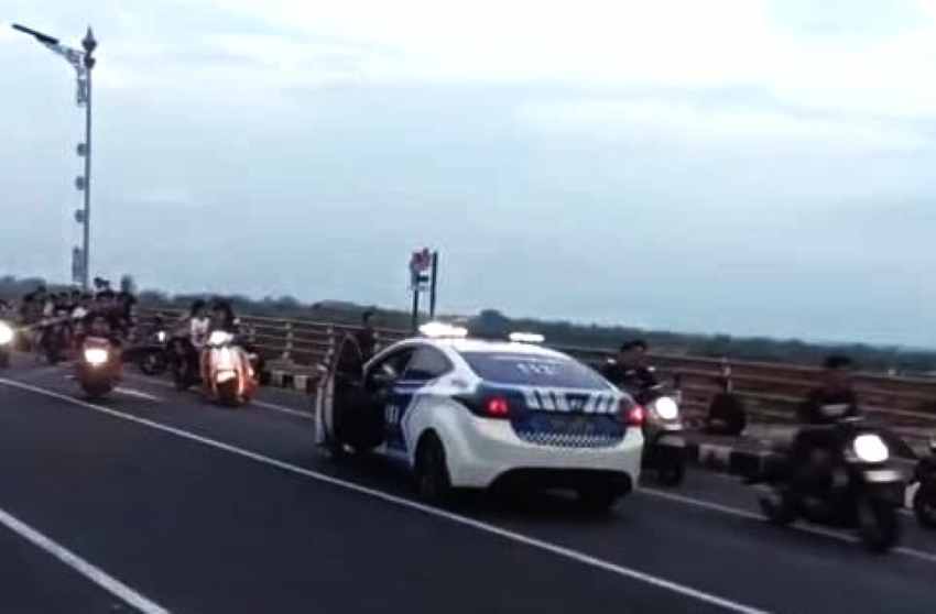 KOCAR-KACIR : Polisi patrol dari Polres Klungkung tiba di Lokasi balap liar di kawasan Pusat Kebudayaan Bali (PKB). (foto:istimewa)