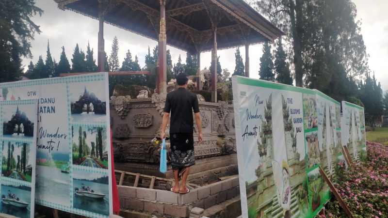 SEDANG DISELESAIKAN : Pengerjaan balai pelestarian untuk penempatan benda purbakala milik Pura Luhur Ulun Danu Beratan, Bedugul, Baturiti Tabanan. (Juliadi/Radar Bali)