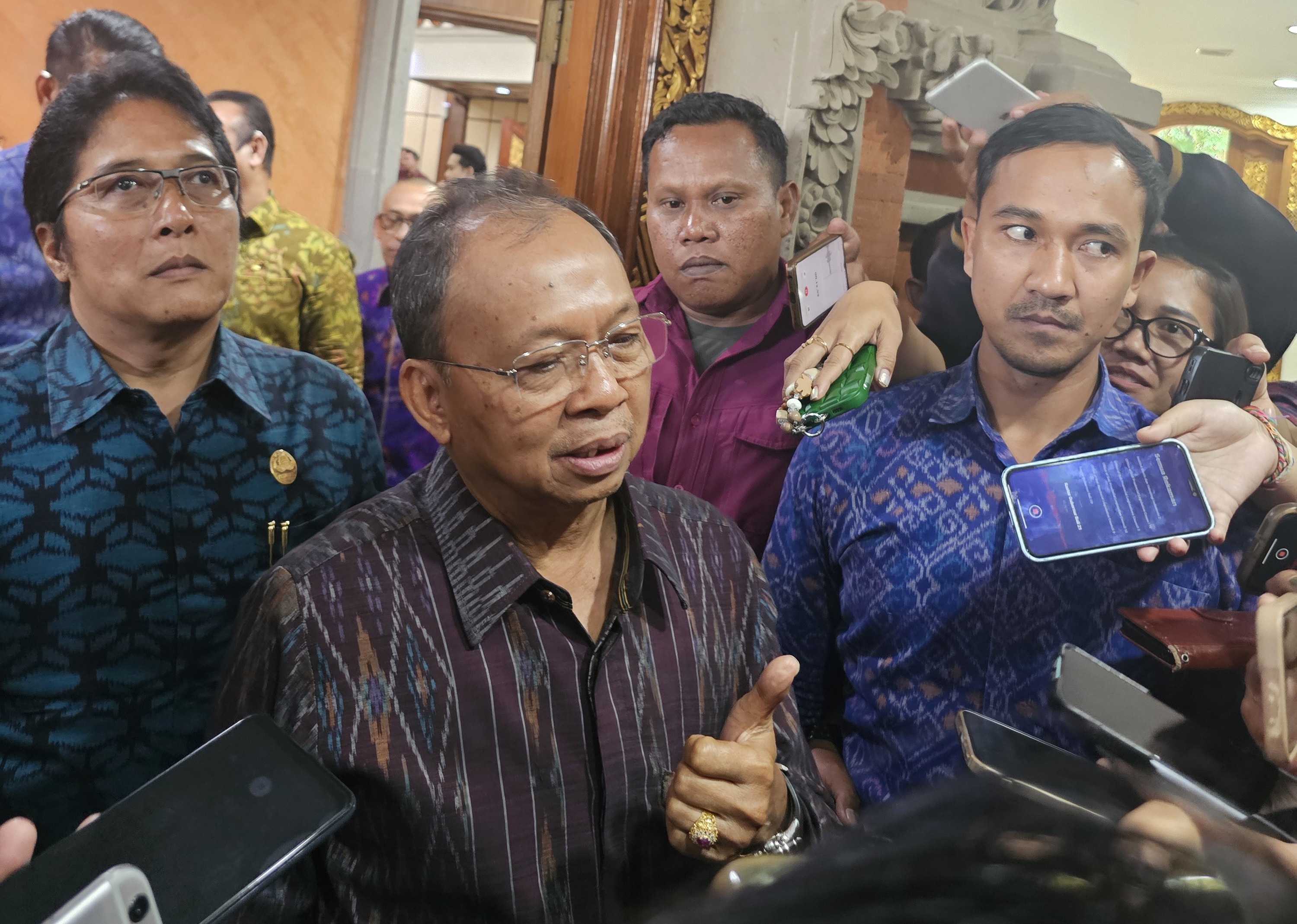 SALING BULLY: Gubernur Bali Wayan Koster menanggapi soal kasus istrinya debat di media sosial soal penanganan sampah