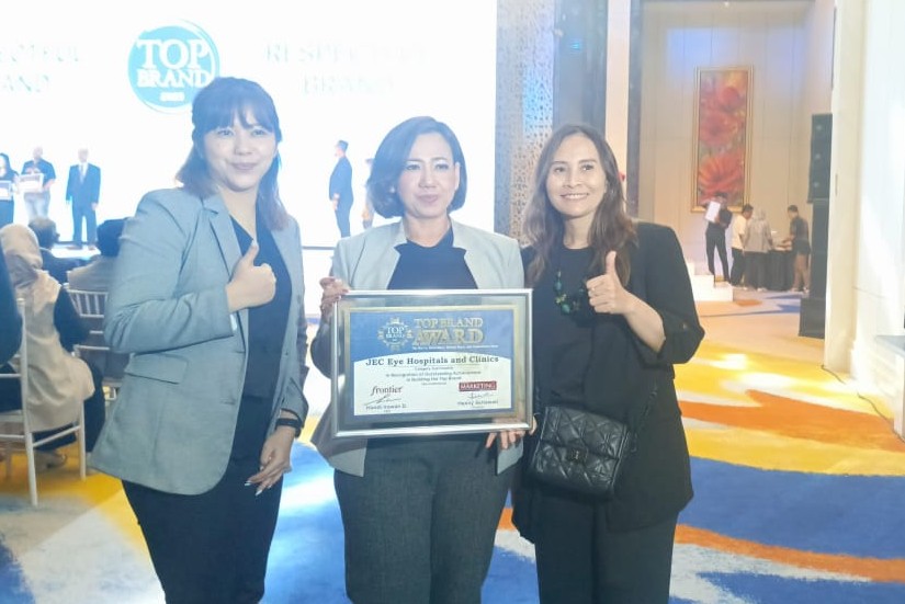 TOP BRAND: Director of Human Capital & General Affair JEC Eye Hospitals and Clinics, Titin Prihatiningsih, SE, MARS, CMA, (Tengah)) dan Mubadiyah, S.Psi, MM selaku Kadiv. Marketing &Komunikasi JEC eye
