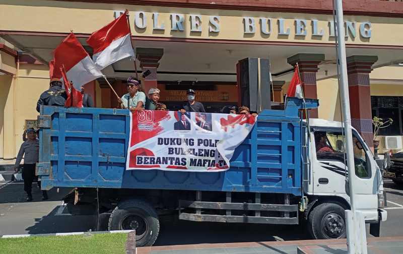 BAWA SOUND SYSTEM: Elemen masyarakat menyampaikan aspirasinya di Polres Buleleng, terkait kasus tanah Bukit Ser, Desa Pemuteran, Kecamatan Gerokgak. (Francelino Junior/Radar Bali)