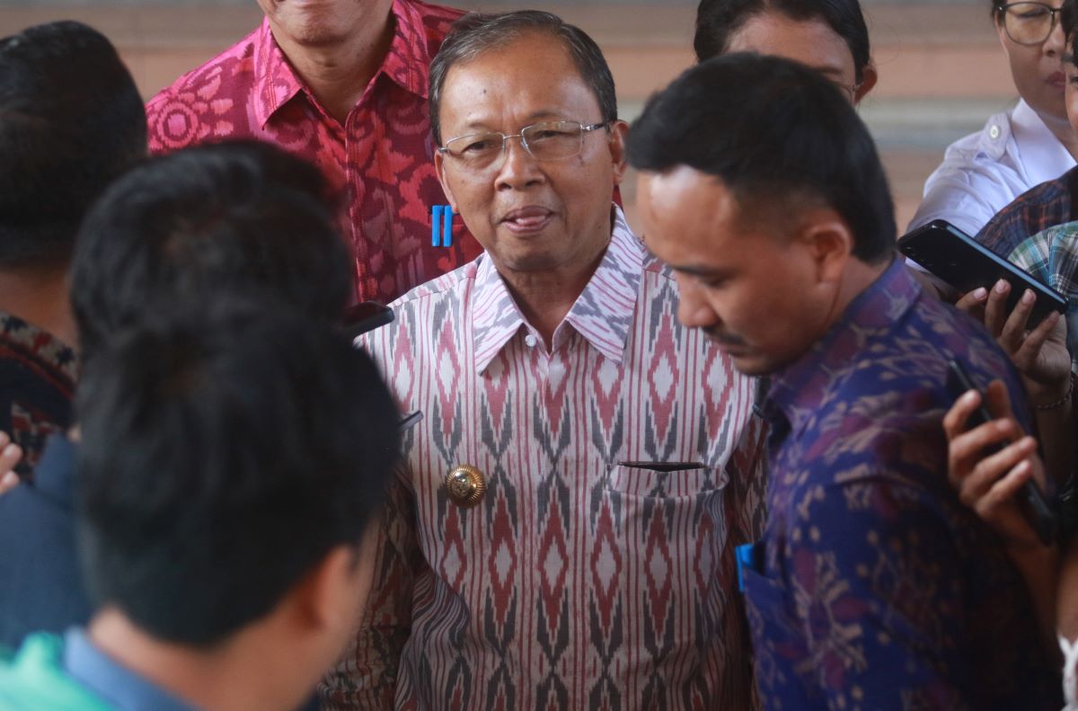 SOAL TPA SUWUNG: Gubernur Wayan Koster saat melayani wawancara media