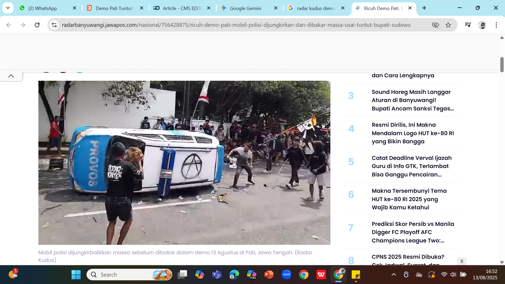 ANARKIS - Massa menjungkirkan mobil polisi yang mengamankan demo di DPRD Pati.