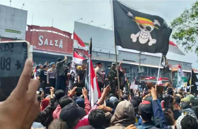 MARAH : Puluhan ribu rakyar Pati menggelar unjuk rasa di depan rumah Bupati Sudewo. (JPG/istimewa)