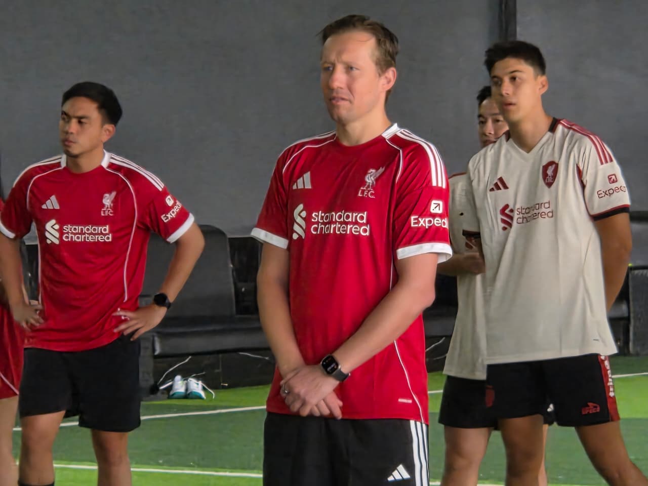 FUN FOOTBALL: Lucas Leiva saat bermain fun football melawan komunitas Big Reds Bali, Rabu pagi (13/8/2025). (marsellus pampur)