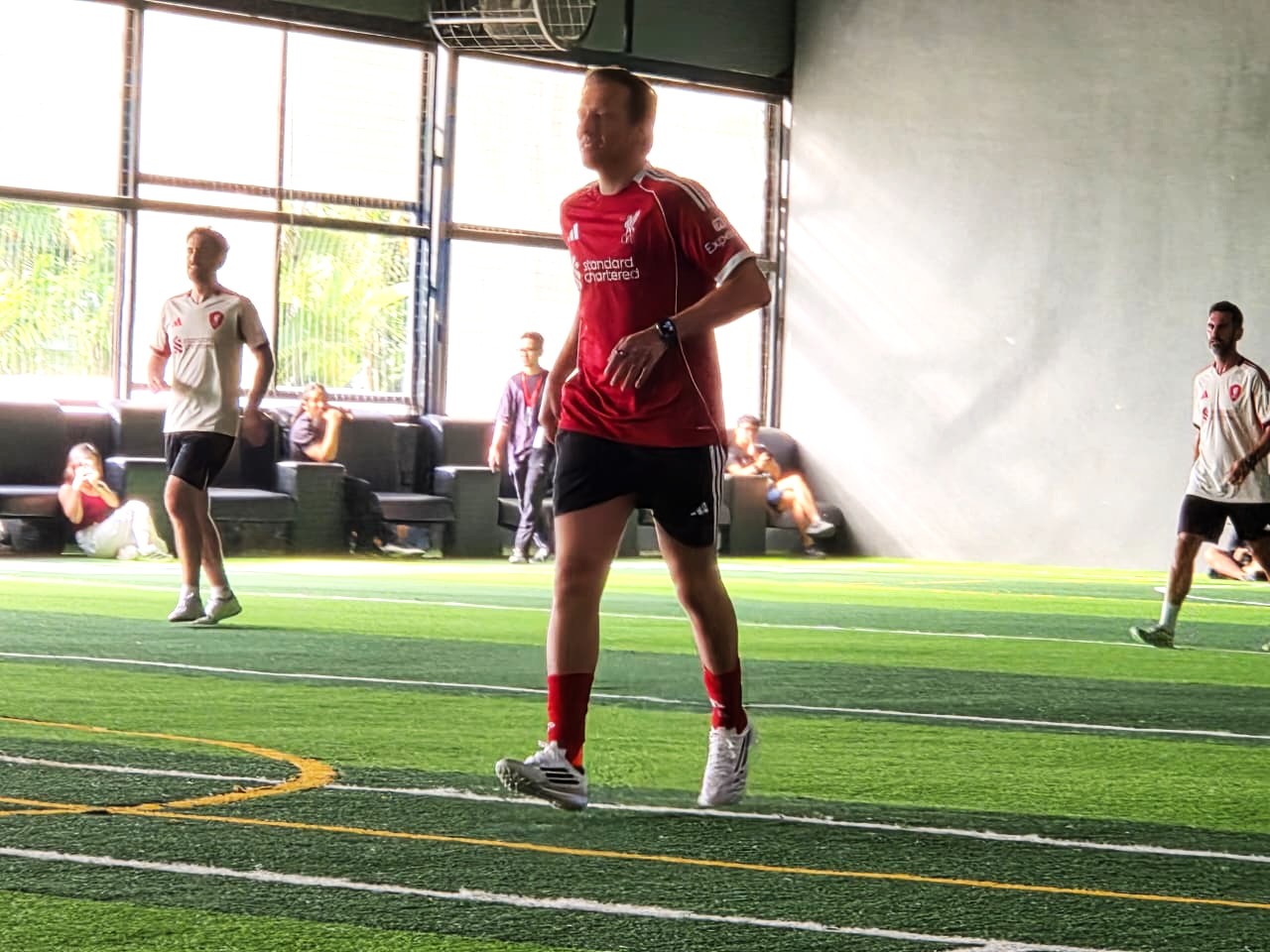 LESAKKAN DUA GOL : Lucas Leiva masih cukup leluasa unjuk kebolehan. (marsellus pampur/radar bali)