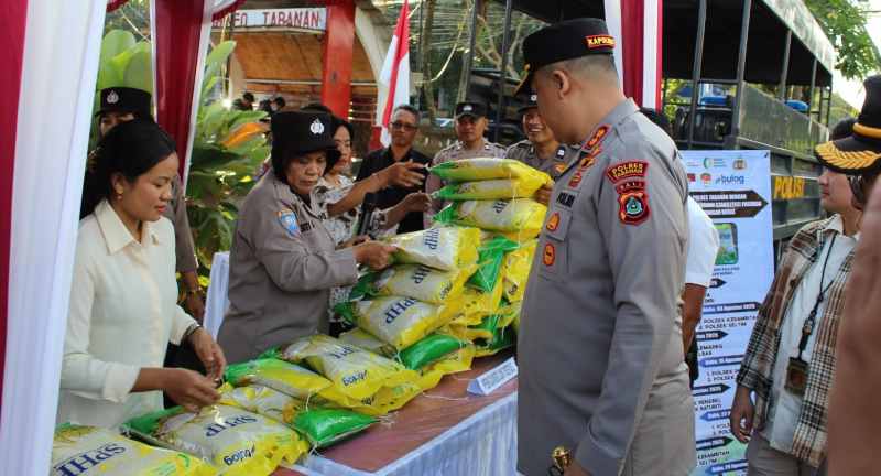 LANGSUNG DISERBU WARGA : Pasar murah di pelataran Gedung Kesenian I Ketut Maria, Tabanan, beras langsung ludes dua jam. (juliadi/radar bali)