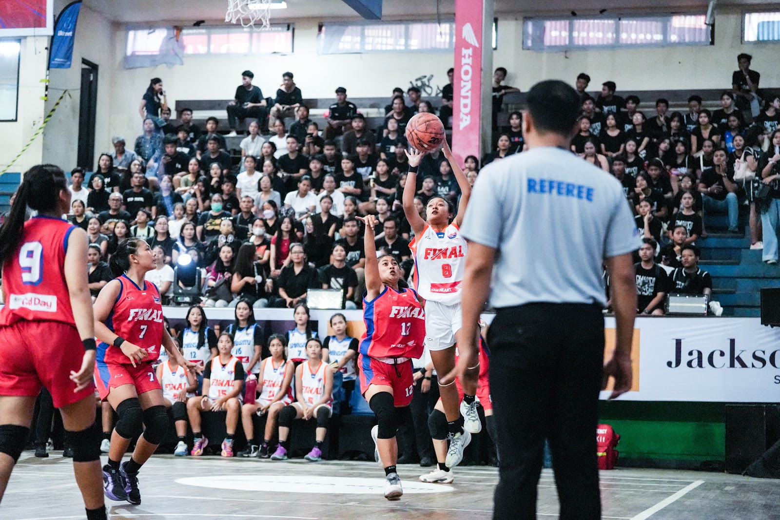 DOMINAN: Tim putri Smansa bermain agresif mendominasi pertandingan di arena Honda DBL With Kopi Good Day 2025 di GOR Purna Krida Kerobokan Badung, 13 Agustus 2025.