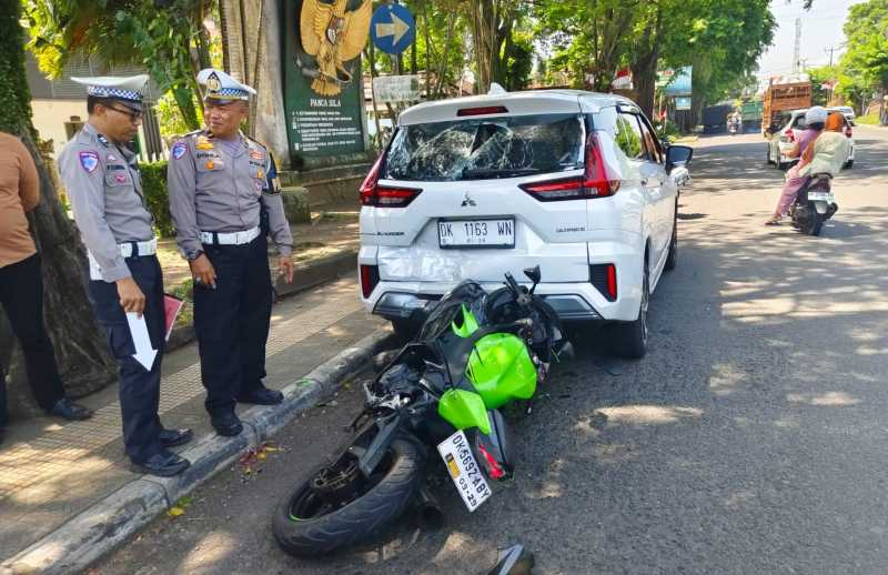 NAHAS: Kondisi motor yang digunakan WNA menabrak mobil pakir . (Foto Satlantas Polres Jembrana)