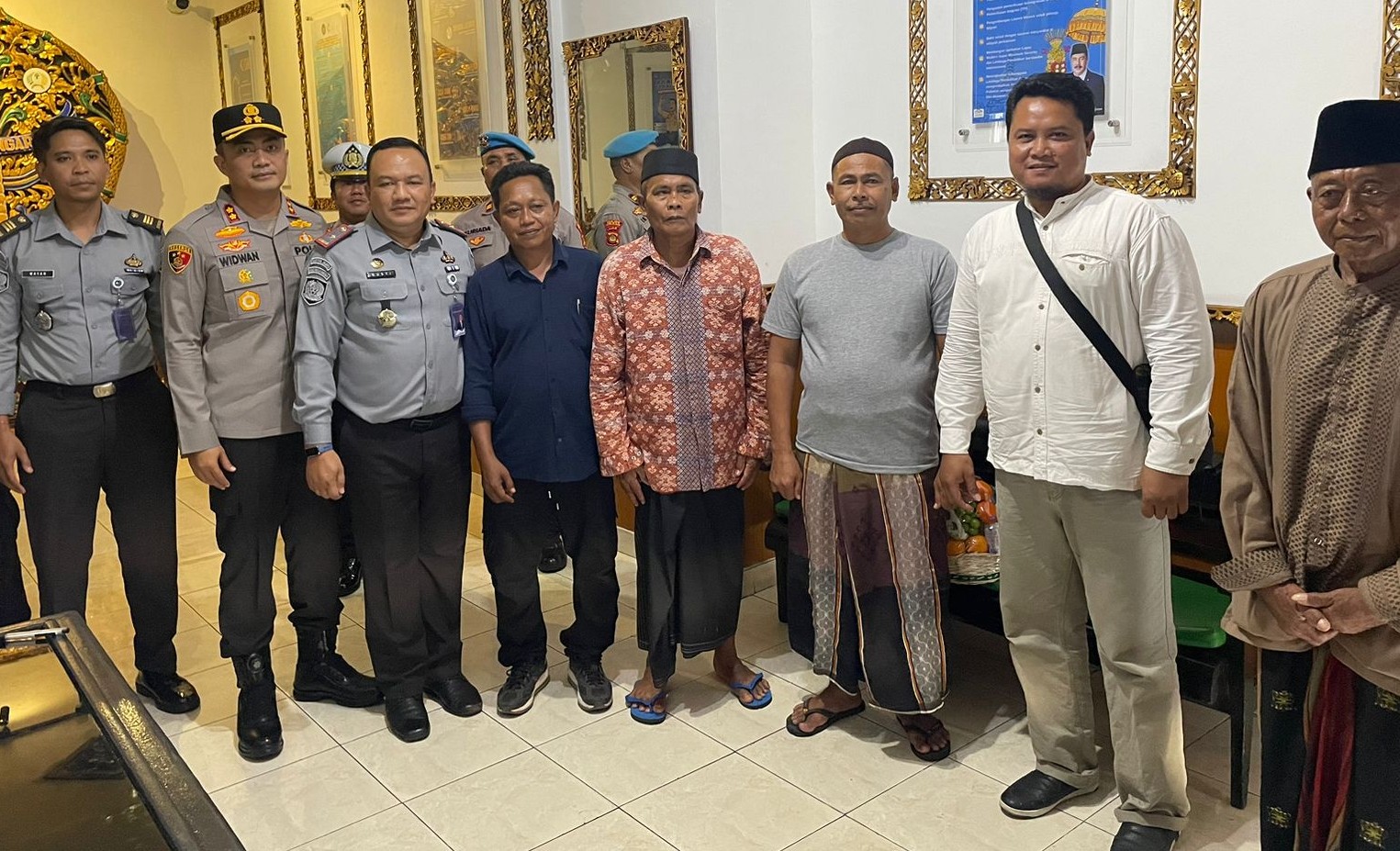 BEBAS: Saini (kaus abu, pakai sarung) dan Rasad (baju batik, pakai sarung) &rdquo;lulus&rdquo; dari Lapas Singaraja, setelah menjalani pidana selama empat bulan. (foto: Lapas Singaraja)