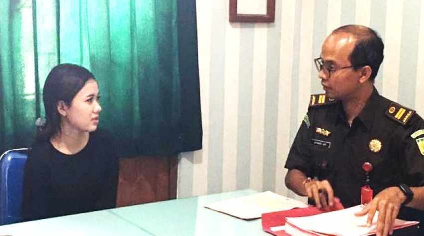 MASUK BUI KARENA JUDOL: Komang Ayu Cahyani saat  pelimpahan berkas di Kejari Buleleng. Ia menyusul rekan sesama influencer judol. (Foto: Kejari Buleleng untuk Radar Bali)