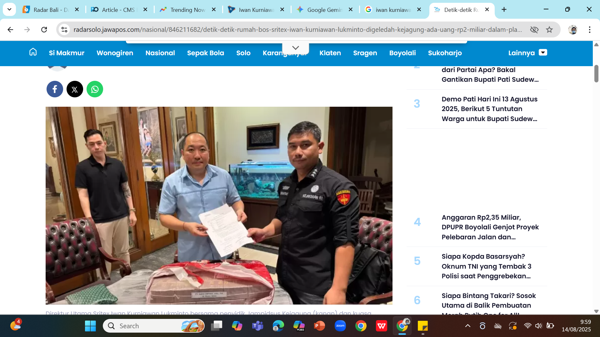 Penyidik saat menggeledah rumah Iwan Kurniawan Lukminto. Penyidik menemukan uang Rp 2 miliar dalam boks Mickey Mouse.