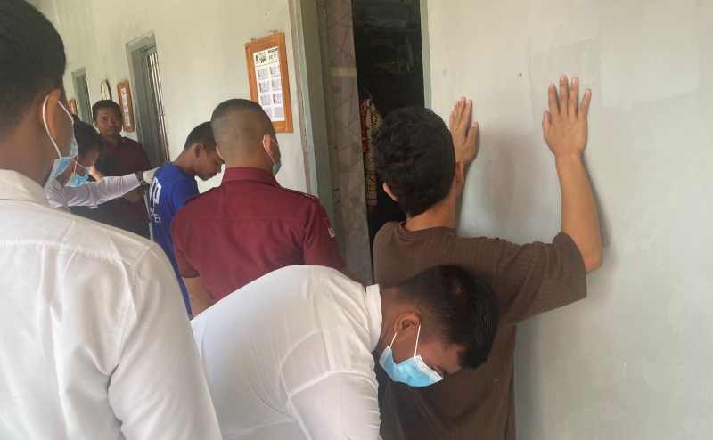 GELEDAH MENDADAK : Petugas gabungan saat melakukan penggeledahan ke sejumlah sel warga binaan Lapas Kelas II B Karangasem. (Foto: Zulfika Rahman)
