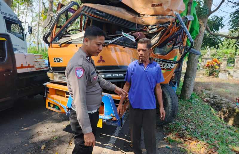 LANGSUNG RINGSEK : Truk  bernopol  AG 8139 UR menabrak pohon di Pekutatan. (Foto:Satlantas Polres Jembrana)