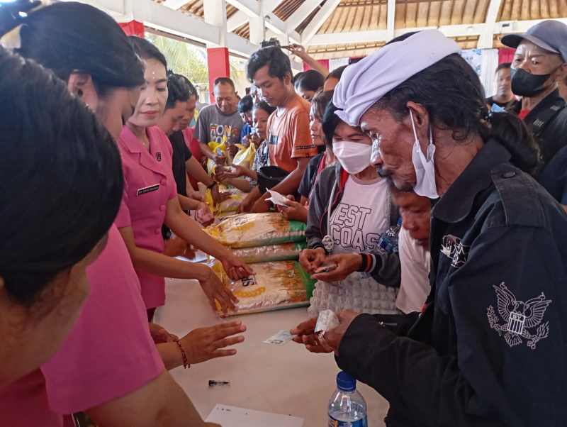 LANGSUNG DISERBU WARGA : gerakan pangan murah di Kawasan Pelabuhan Buleleng.  (Francelino Junior/Radar Bali)