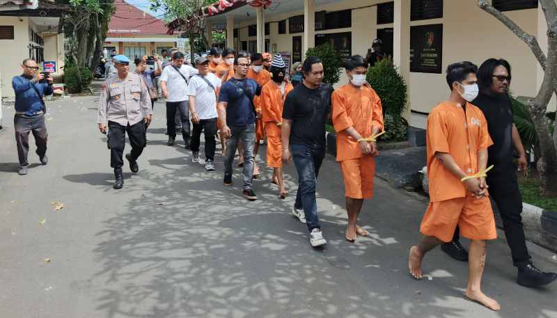 GEROMBOLAN  DIGULUNG : Sebagian para pelaku pencurian yang diamankan Polres Jembrana.(foto: M.Basir/Radar Bali)