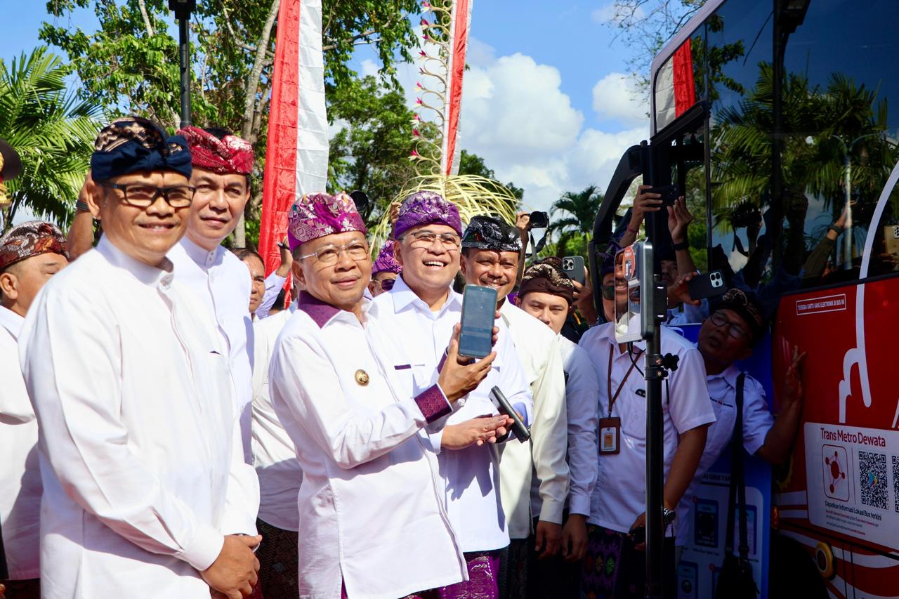 Peresmian QRIS Tap ditandai dengan transaksi secara simbolis yang dilakukan oleh Gubernur Bali Wayan Koster didampingi oleh jajaran Pimpinan Pemprov Bali, Bank Indonesia dan Bank BPD Bali (14/8/2025).