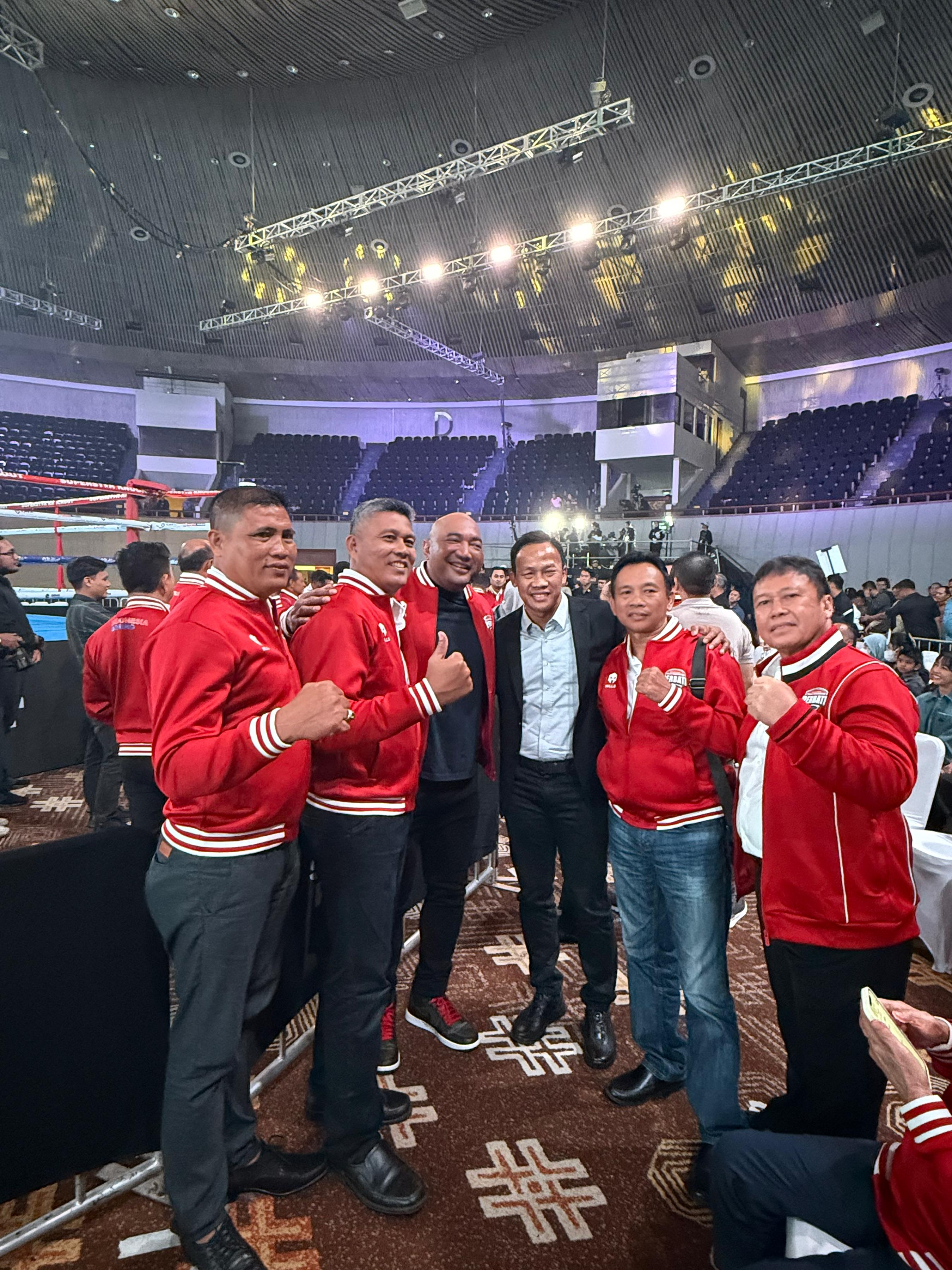 TUGAS BARU: Made Muliawan Arya (De Gadjah) (tiga dari kiri) terpilih sebagai Dewan Penasehat Perbati Pusat. (De Gadjah for Radar Bali)