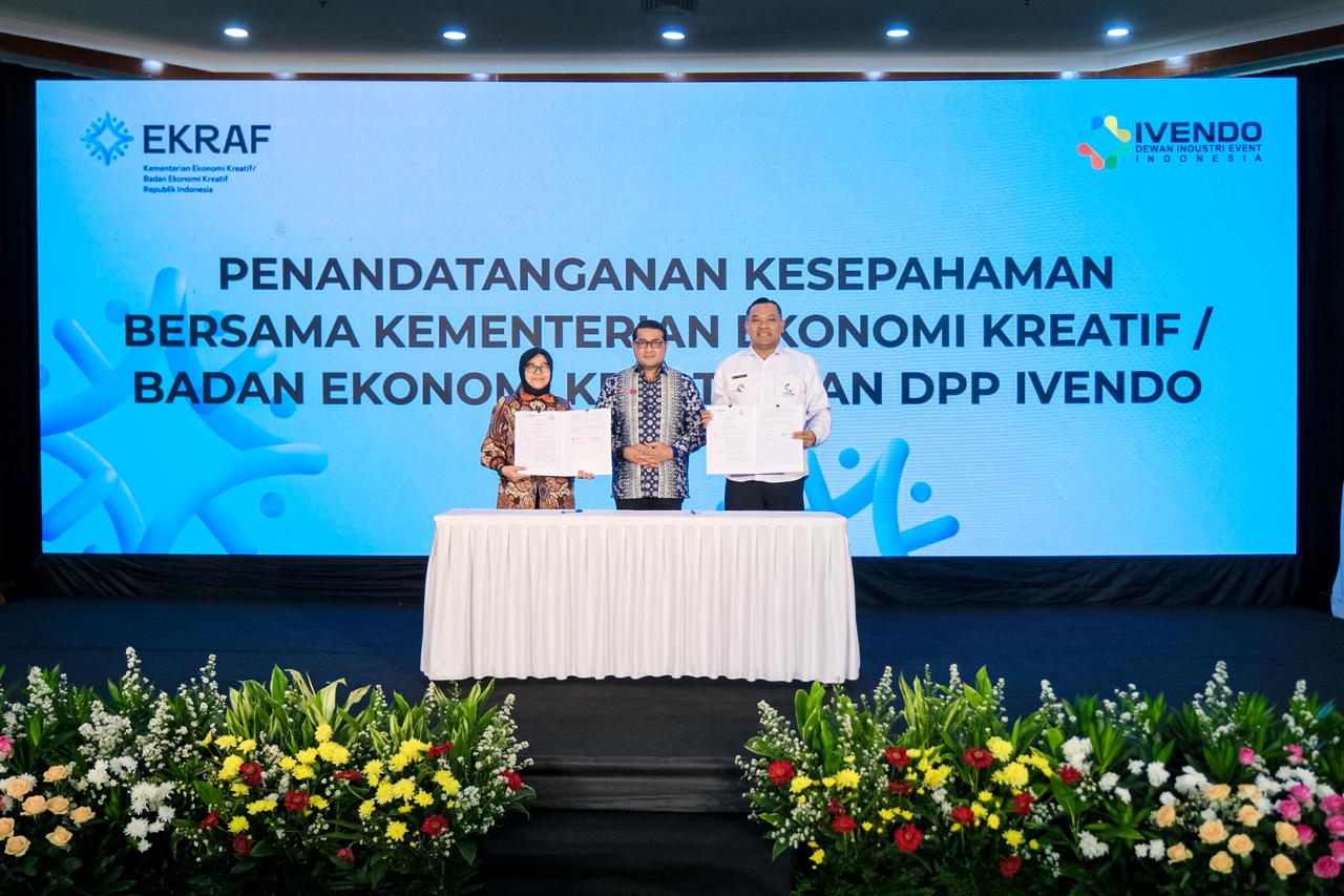 Penandatanganan MoU antara Menteri Ekraf Teuku Riefky Harsya dengan Ketua Umum DPP IVENDO Irvan Mahidin Soekamto di Auditorium Kantor Kementerian Ekraf, Jakarta, Kamis, 14 Agustus 2025.