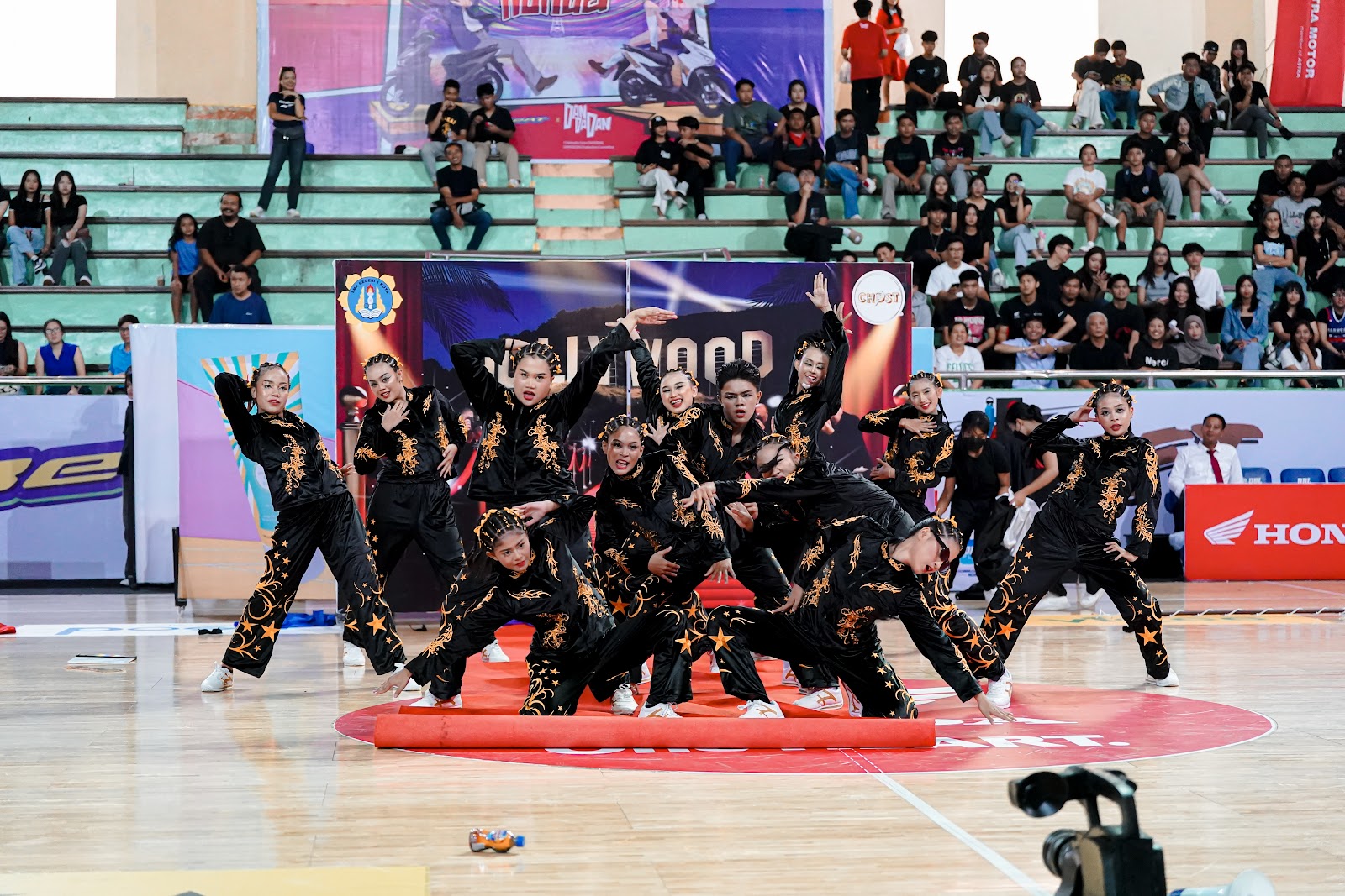 MEMUKAU: Tim Dance SMAN 1 Kuta yang mampu membius juri dan audierns di pentas Azarine DBL Competition 2025 Bali.