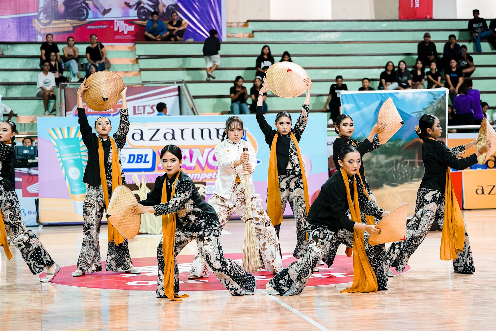 KREATIF DAN BERBUDAYAI: Tim Dance  SMAN 2 Denpasar memadukan seni gerak modern dengan budaya lokal di ajang Azarine DBL Competition 2025 Bali.