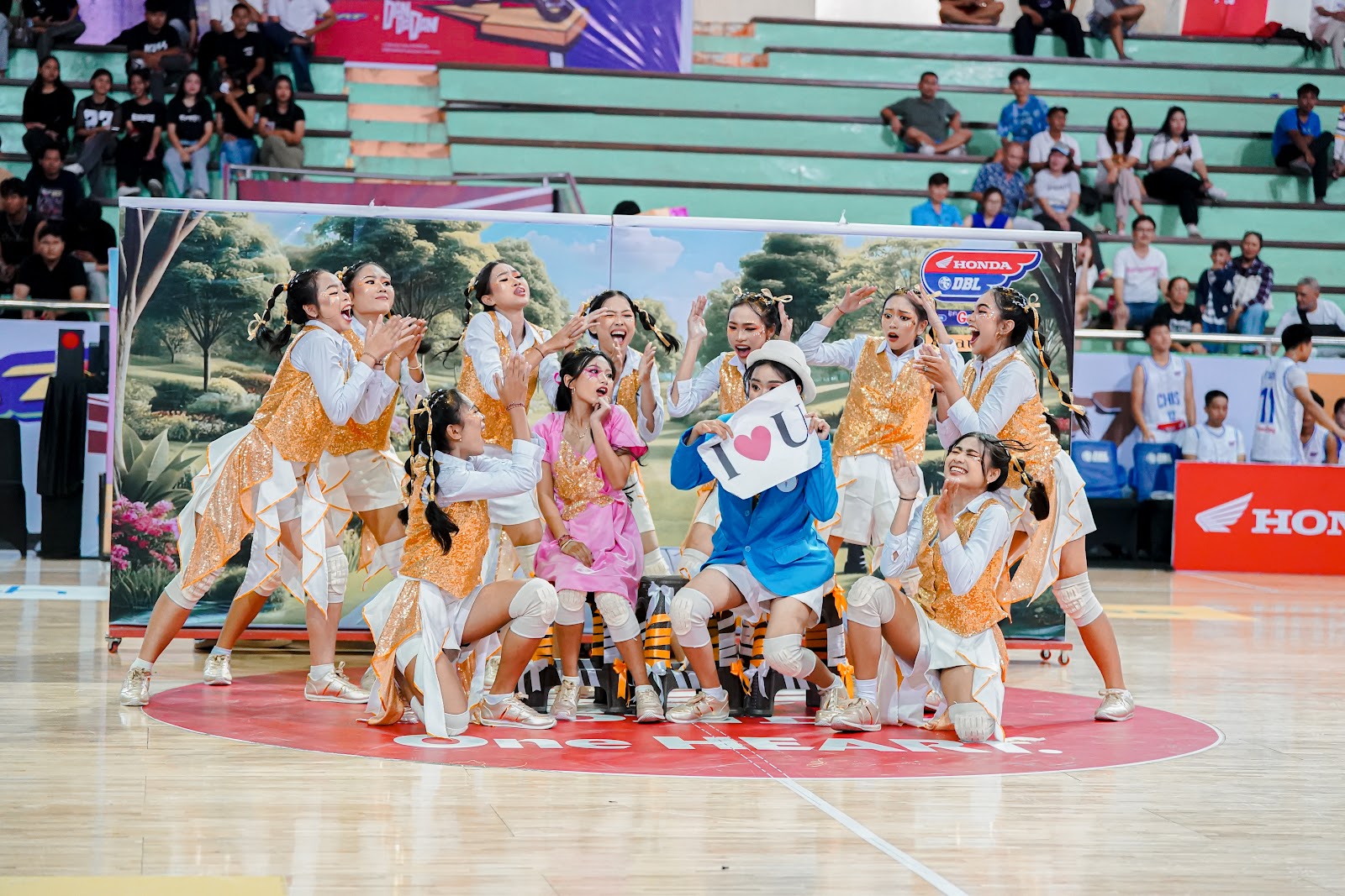 SOLID DAN MENAWAN: Tim Dance SMAN 2 Kuta Utara di panggung Azarine DBL Competition 2025 Bali