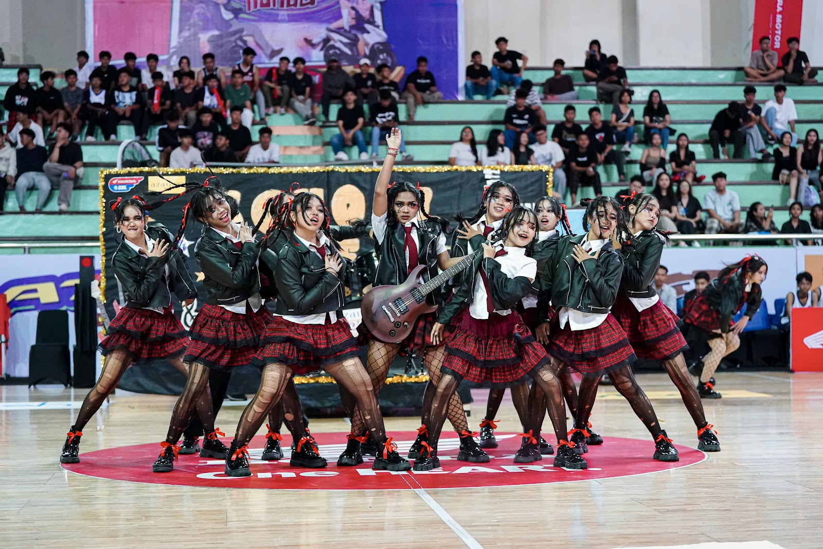 MEMIKAT: Tim Dance SMAN 9 Denpasar tampil memukau dan masuk 5 besar terbaik di panggung Azaarine DBL Competition 2025.