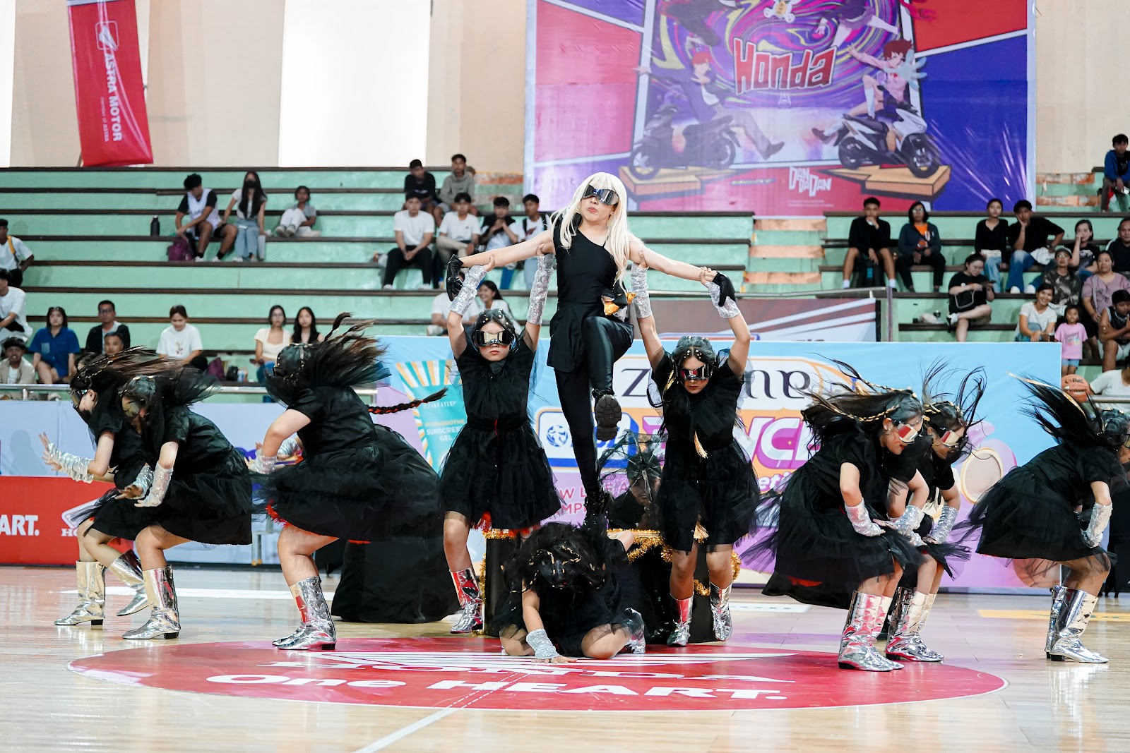 CURI PERHATIAN: Tim Dance SMA JB School yang mampu menembus 5 besar di ajang Azarine DBL Competition 2025 Bali.