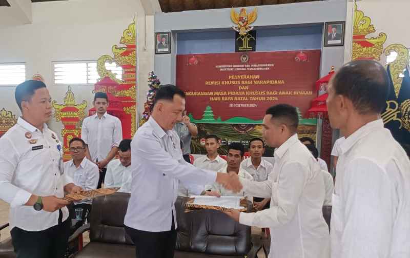 SAAT PALING DITUNGGU : Suasana pembagian remisi warga binaan Lapas Tabanan saat Natal 2024 lalu. Sekarang serratus lebih diusulkan. (dok.radar bali)