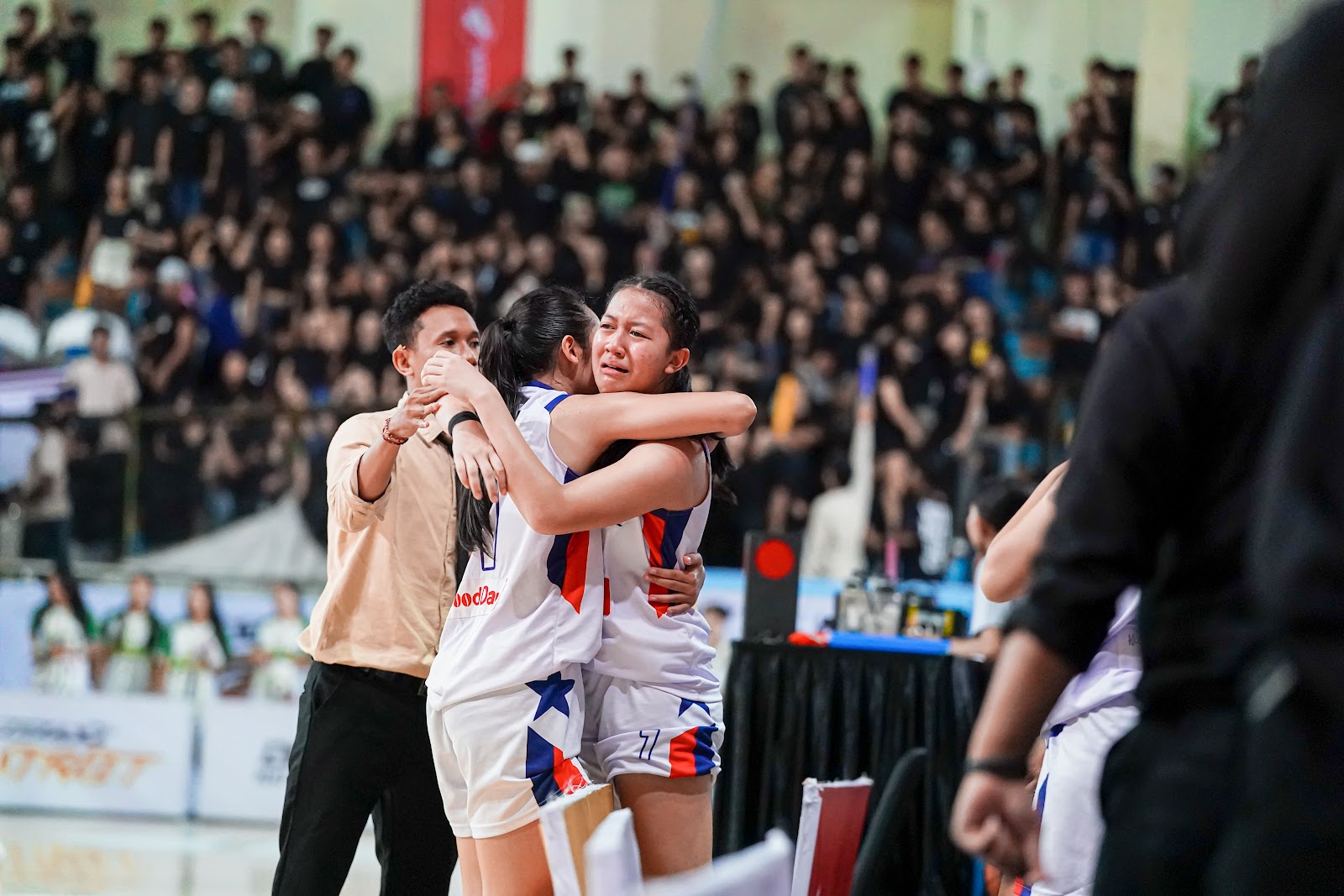 HARU: Tim Putri  SMAN 1 (SMANSA) Denpasar danpelatih berselebrasi haru usaui memastikan tiket ke final setelah menekuk Resman di fantstic four.