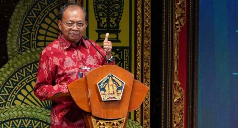 SAMPAIKAN DUKUNGAN KE GIRI : Gubernur Koster dalam sebuah acara di Ksirarnawa. (foto: Ni Kadek Novi Febriani)