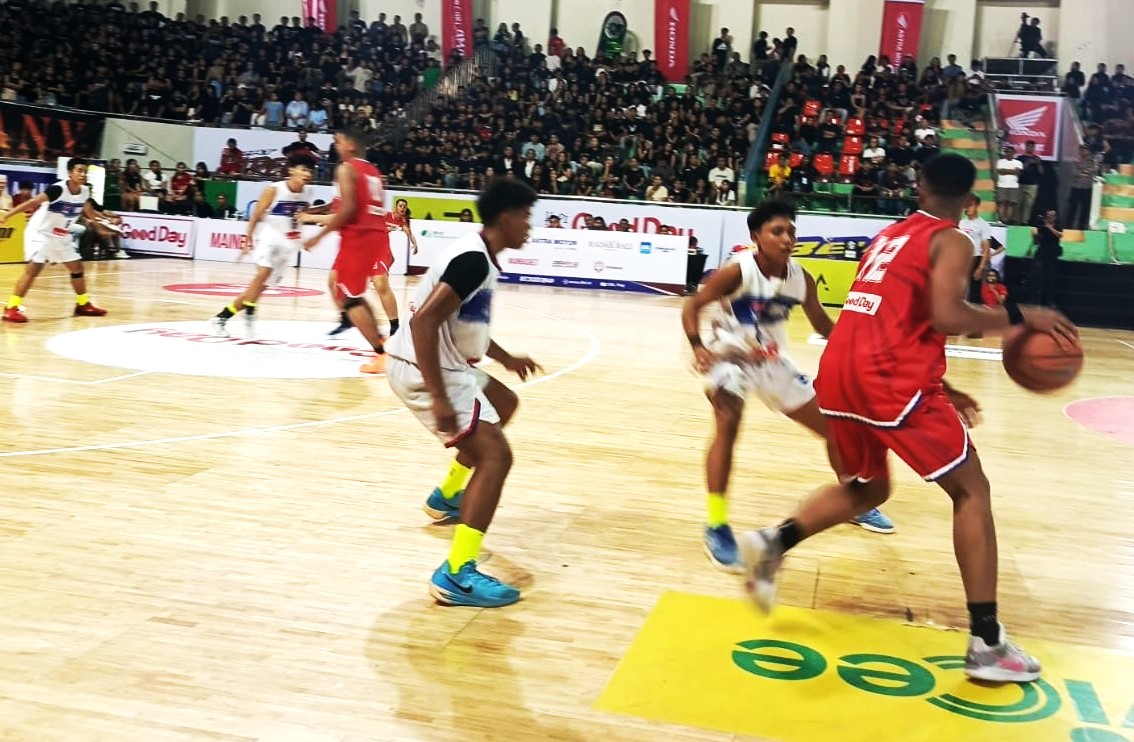 MENEGANGKAN: Resman (merah) dominan dari quater pertama saat menghadapi rivalnya SMAN 1 Denpasar - Smansa (putih) di Final putra . Resman menang dengan skor 49-63. (Foto I Wayan Widyantara)