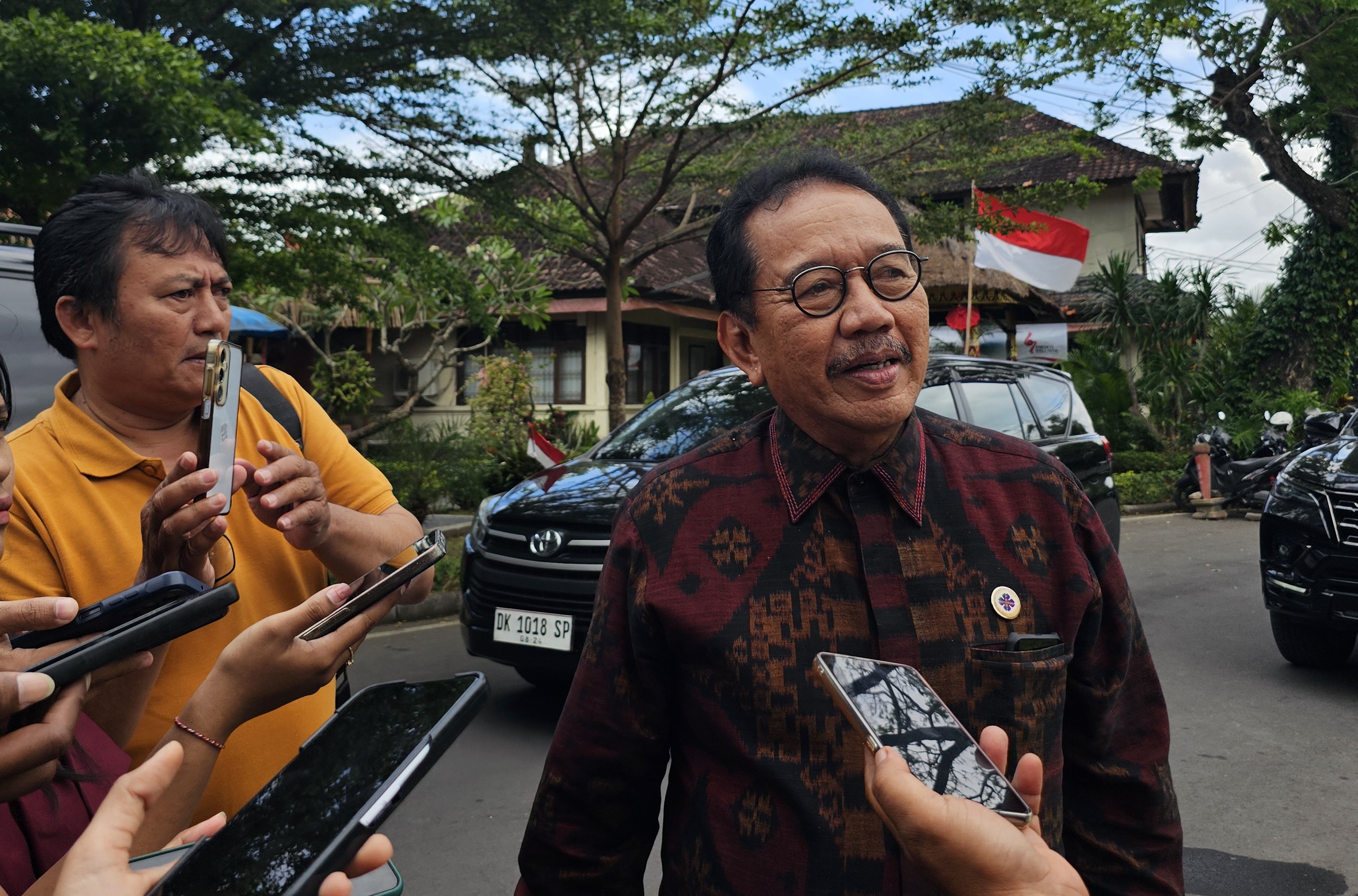 Ketua PHRI Bali Tjokorda Oka Artha Ardhana Sukawati (Cok Ace) ditemui usai acara Pelaksanaan Perda Pungutan Bagi Wisatawan Asing di Art Centre kemarin (15/8).