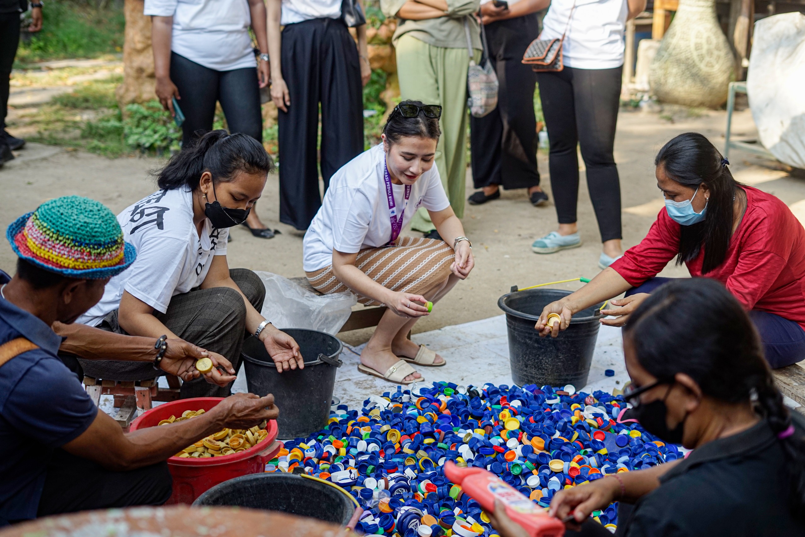 EDUKASI CERDAS: Tim Kura-Kura Bali sedang memberikan edukasi dan teknik pemanfaatan sampah plastik menjadi bahan berguna.