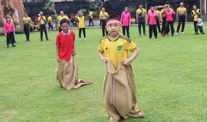 MERIAH : Lomba Agustusan di Lapangan Apel Markas Komando (Mako) Polresta Denpasar.(Adrian Suwanto)
