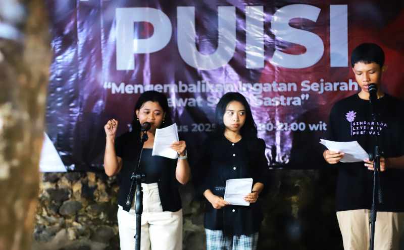 MENGENANG SEJARAH LAMA : Parade puisi di rumah kos Raden Soekemi, ayah Bung Karno di Jalan Gunung Batur, Kelurahan Paket Agung, Kecamatan Buleleng.(francelino junior)