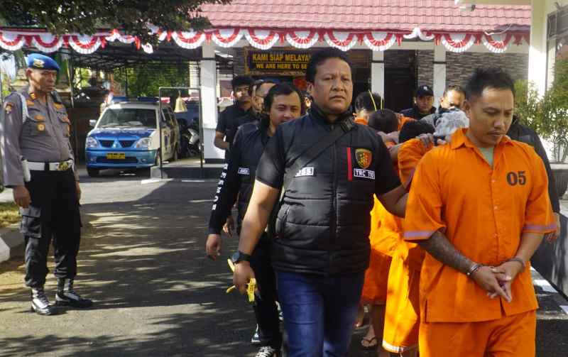 TERTANGKAP JUGA AKHIRNYA : Para pelaku pencurian saat dikeler petugas pada Sabtu (16/8/2025). (Foto Polres Karangasem)