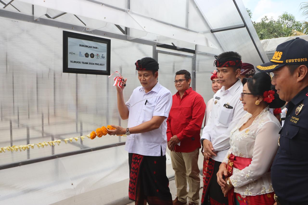 Bupati Jembrana Kembang Hartawan dan Wakil Bupati Patriana Krisna melepas ekspor Biji Kakao Fermentasi Koperasi Kakao Kerta Semaya Samaniya (KSS) ke Belanda (17/8/2025).