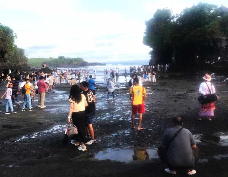 MENURUN : Objek wisata Tanah Lot, Tabanan, ini angka pengunjungnya menurun diduga dampak kondisi politik, ekonomi global. (juliadi/radar bali)