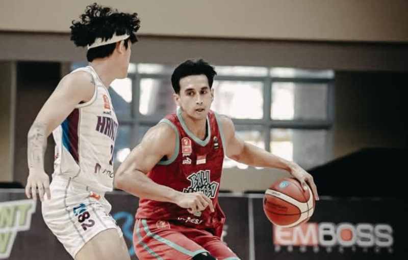 TAMPIL NGOTOT : Ida Bagus Ananta Wisnu Putra atau yang akrab disapa Gusnanta (merah) tampil baik di laga melawan Hang Tuah.( Foto Bali United Basketball)