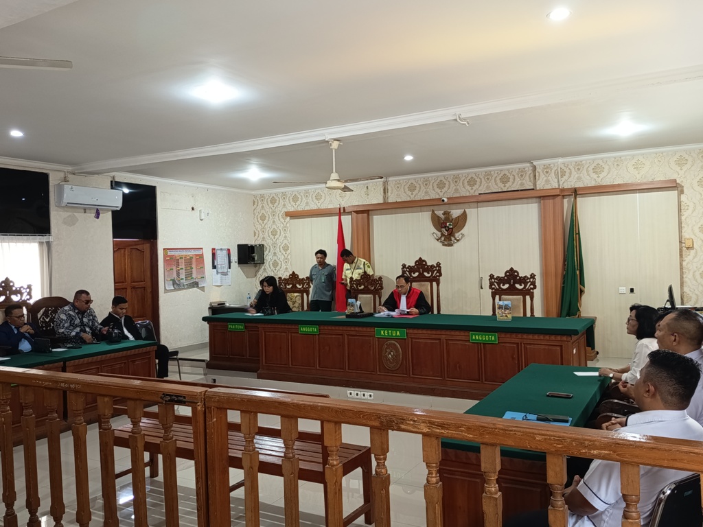 RONTOK: Suasana sidang praperadilan di PN Denpasar, Selasa (19/8/2025).