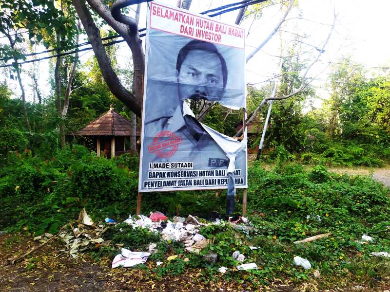 ADA YANG MERUSAK : . Baliho kritik ancaman alih fungsi lahan oleh investor di Taman Nasional Bali Barat (TNBB) ini dirusak.(M.Basir)