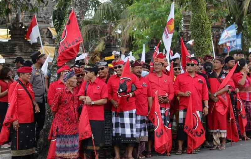 MUNCUL JADWAL KONFERCAB : PDIP Tabanan yang mengikuti kirab pemilu saat Pilkada serentak tahun 2024 lalu. (Foto/Juliadi)